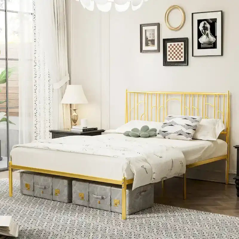 Cadre de lit plateforme Queen Size avec montants décoratifs, rangement sous le lit et sans besoin de sommier tapissier