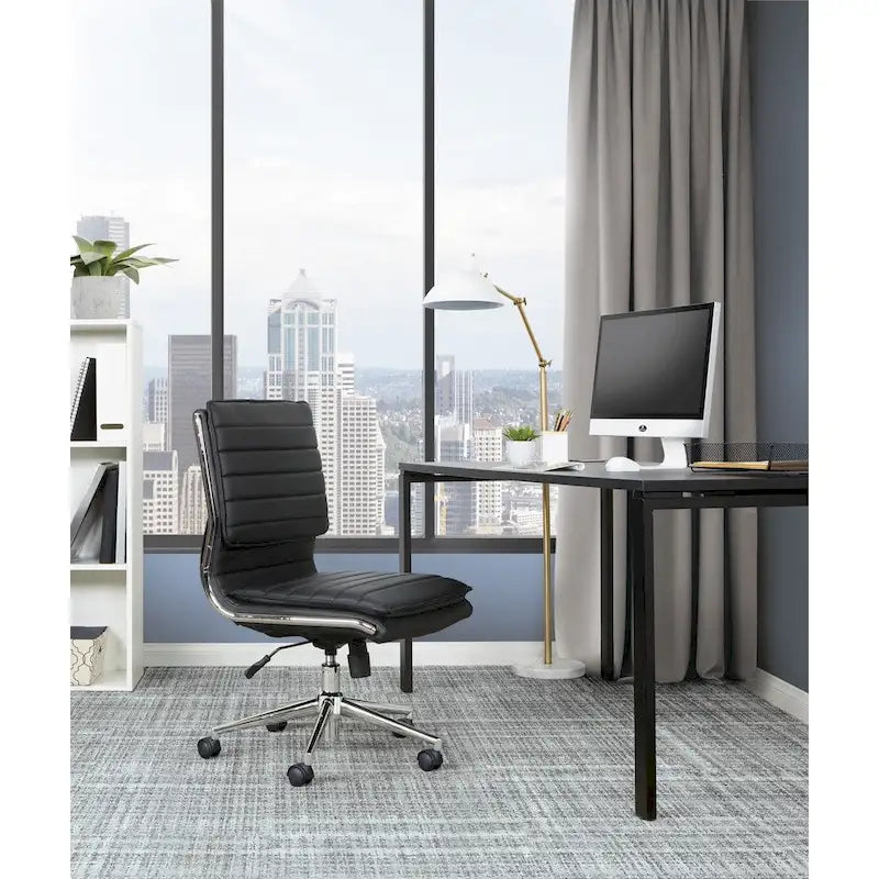 Chaise sans accoudoirs à dossier mi-hauteur en similicuir avec piètement chromé