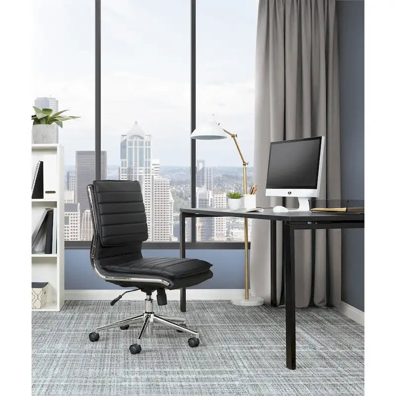 Chaise sans accoudoirs à dossier mi-hauteur en similicuir avec piètement chromé