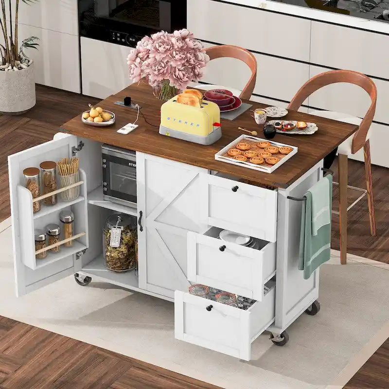 Îlot de cuisine de ferme de 54,5 po avec prise de courant, étagère de rangement interne, plateau de table rabattable, étagère à épices, chariot roulant sur roues